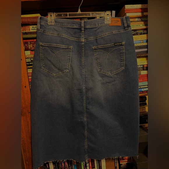 Calvin Klein Jeans Women’s Straight Denim Skirt in Medium Blue - Picture 2 of 3